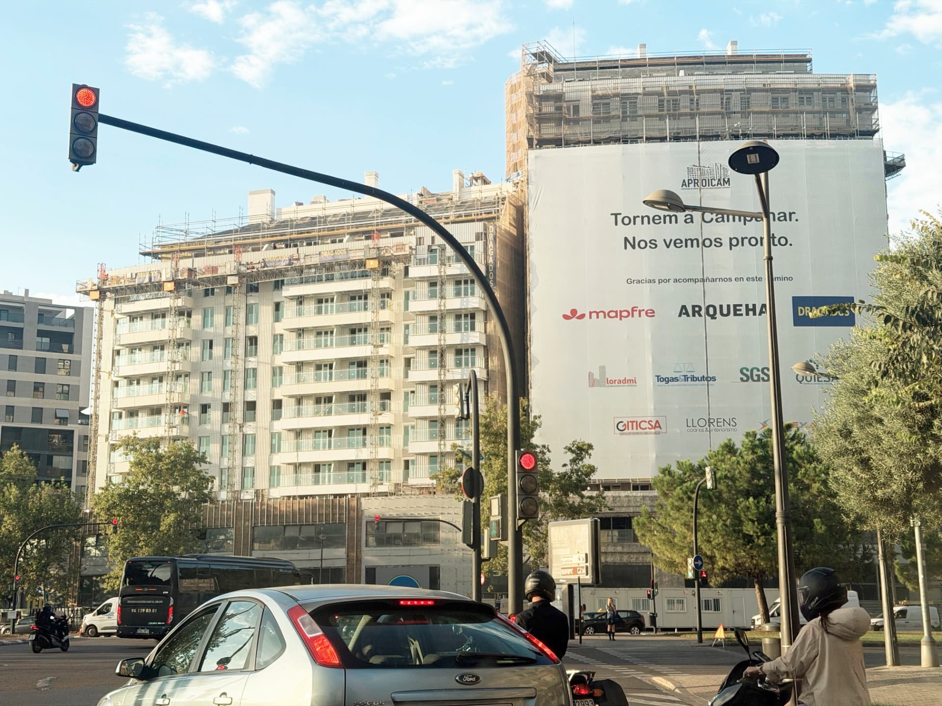 La rehabilitación del edificio de Campanar entra en su fase final y comienza a mostrar su nueva fachada